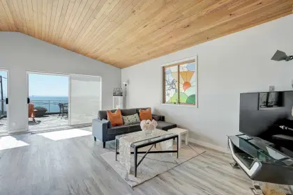15227 Victoria Avenue, White Rock, BC, White rock — Single Family Residence for sale