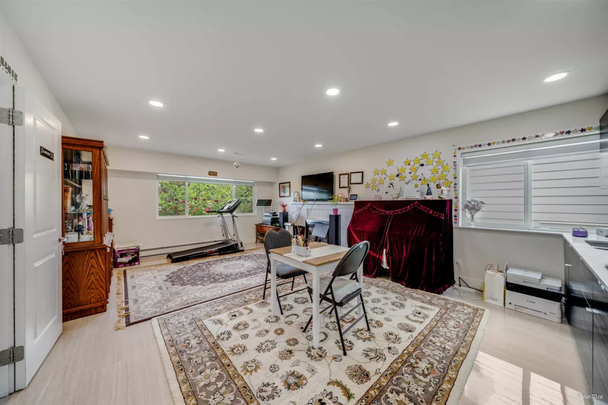 Entry Foyer Photo of 3881 Napier Street, Burnaby, BC