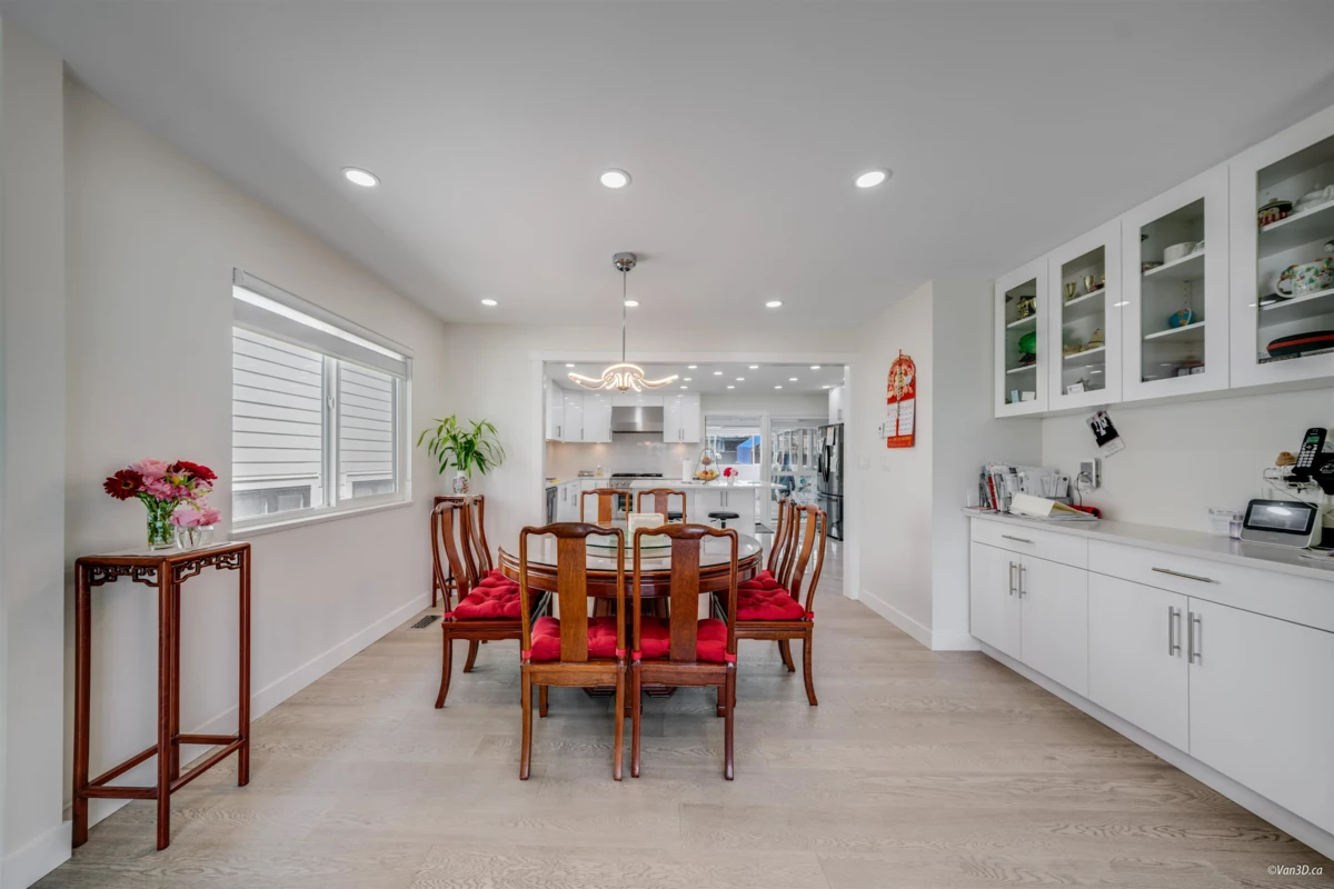 Walk-In Closet Photo of 3881 Napier Street, Burnaby, BC