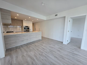 2004 2085 Skyline Court, Burnaby, BC, Burnaby — Apartment/Condo for sale