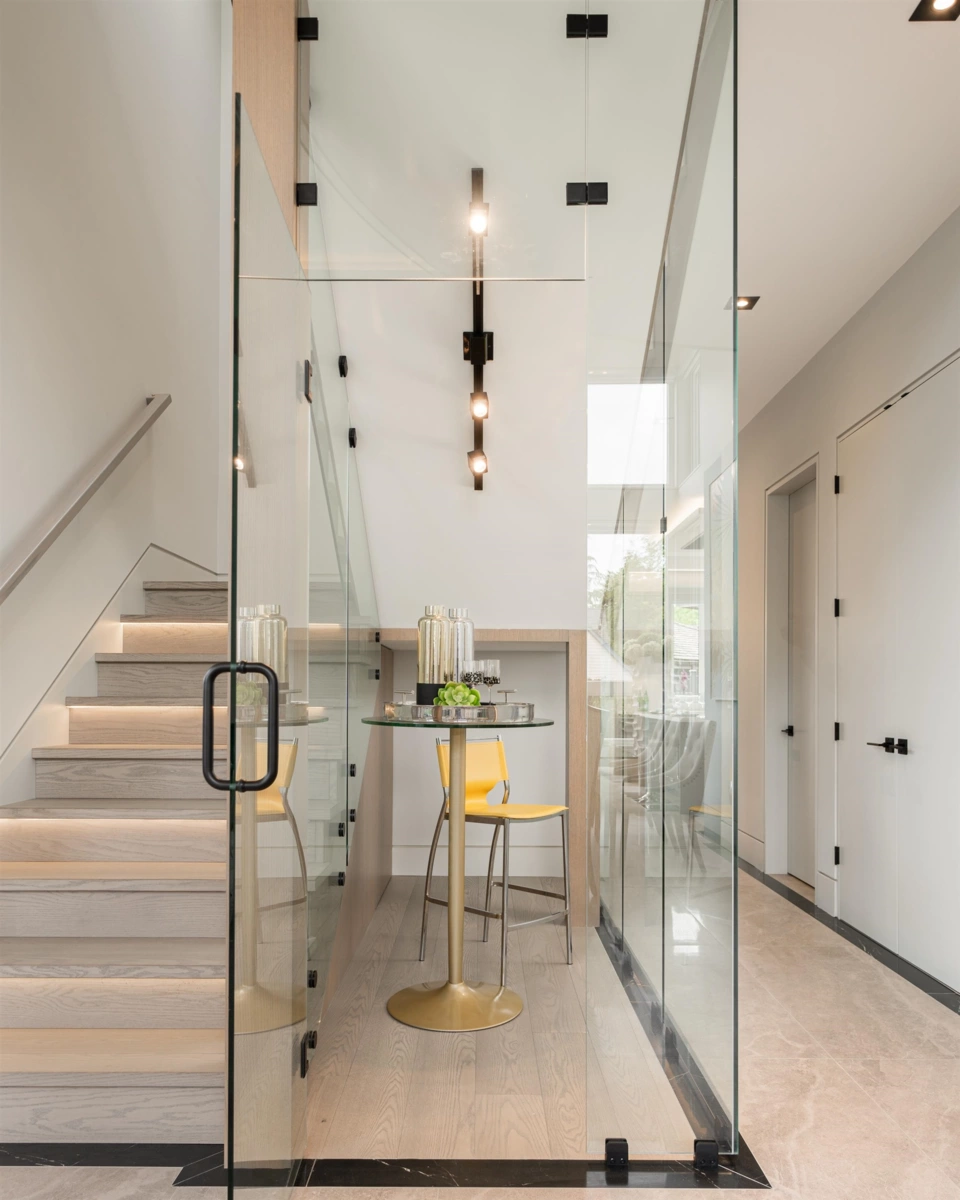 Hallway Photo of 6571 Whiteoak Drive, Richmond, BC