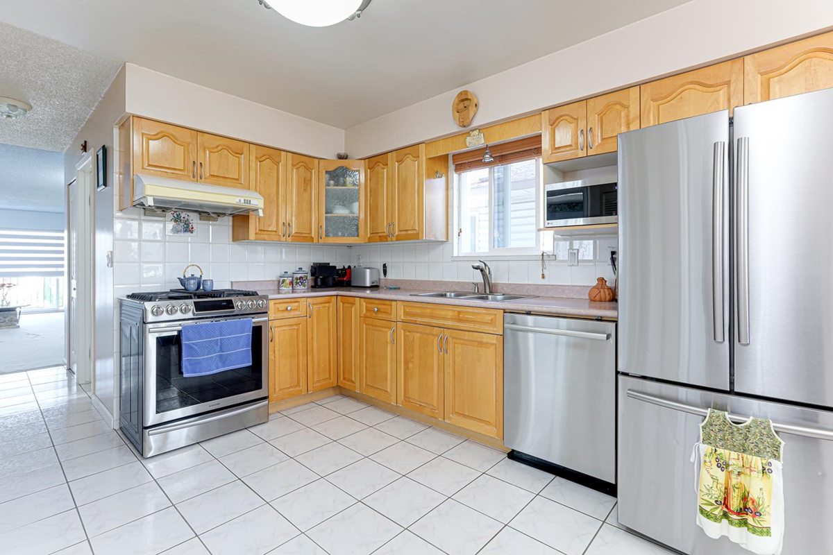 Walk-In Closet Photo of 2142 Grant Avenue, Port Coquitlam, BC