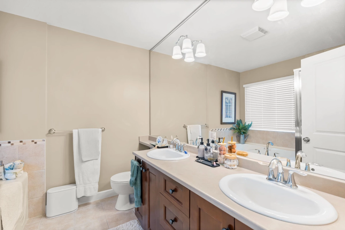 Guest Bathroom Photo of 17919 71 Avenue, Surrey, BC