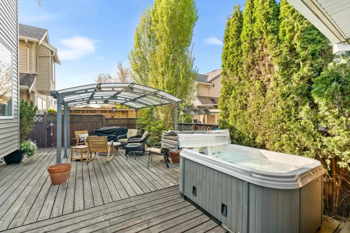 Swimming Pool Photo of 17919 71 Avenue, Surrey, BC