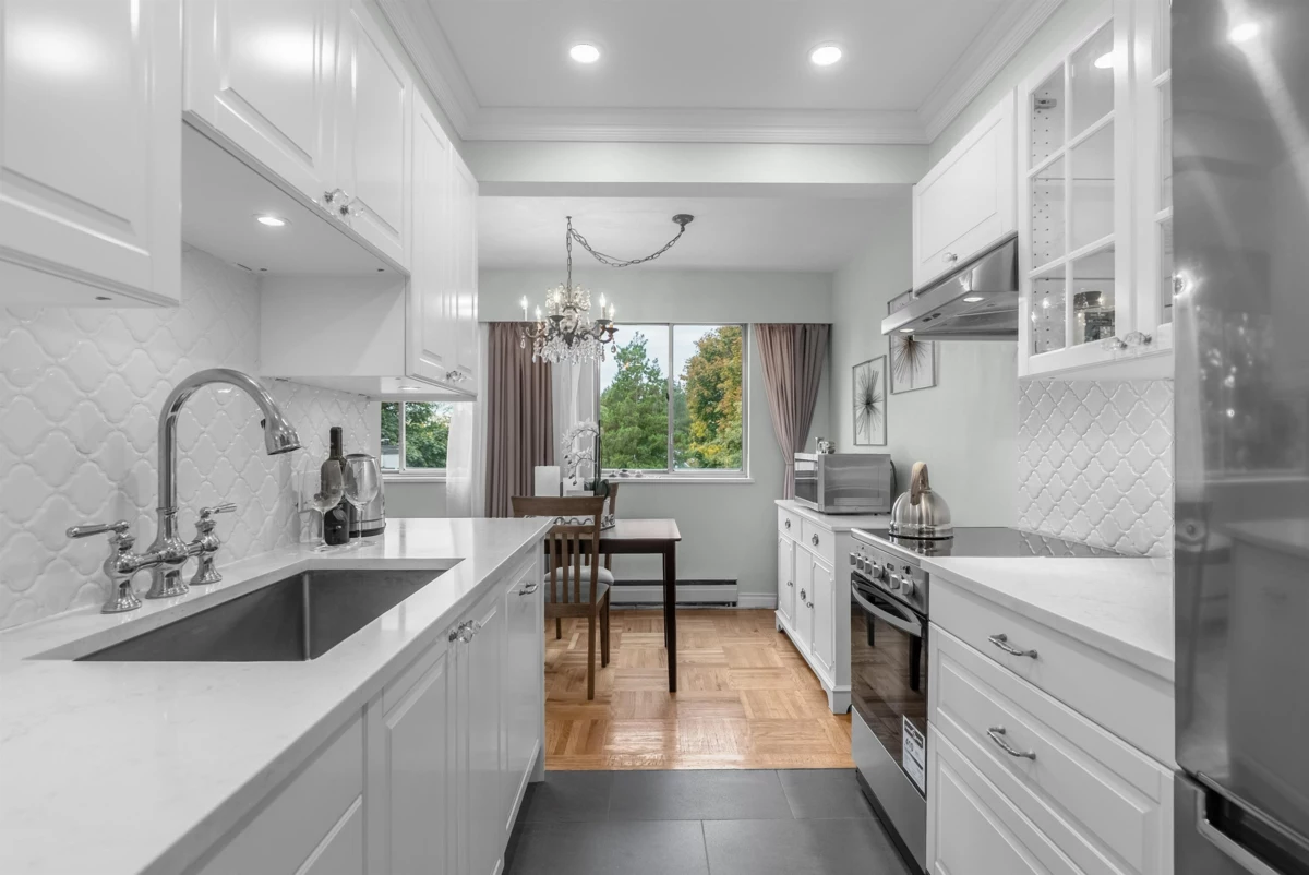 Breakfast Nook Photo of 402 1750 Esquimalt Avenue, West Vancouver, BC