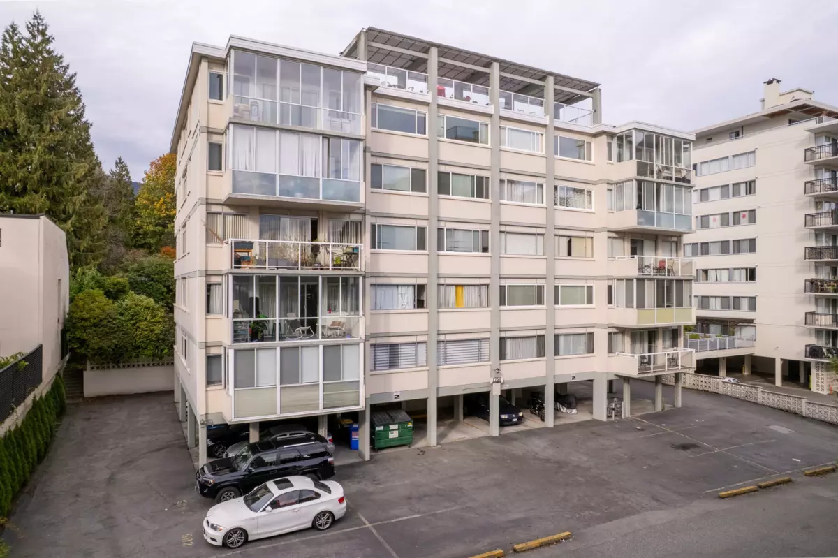 Entry Foyer Photo of 402 1750 Esquimalt Avenue, West Vancouver, BC
