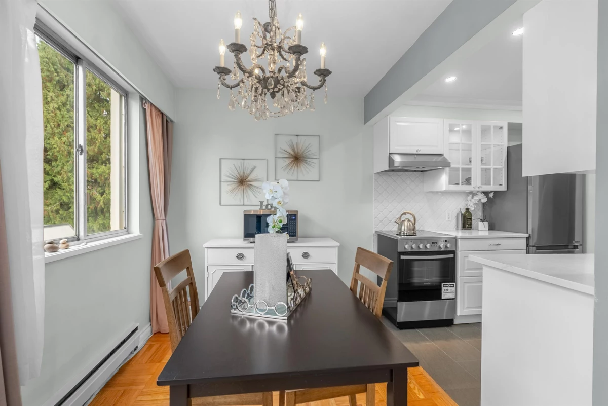 Kitchen Island Photo of 402 1750 Esquimalt Avenue, West Vancouver, BC