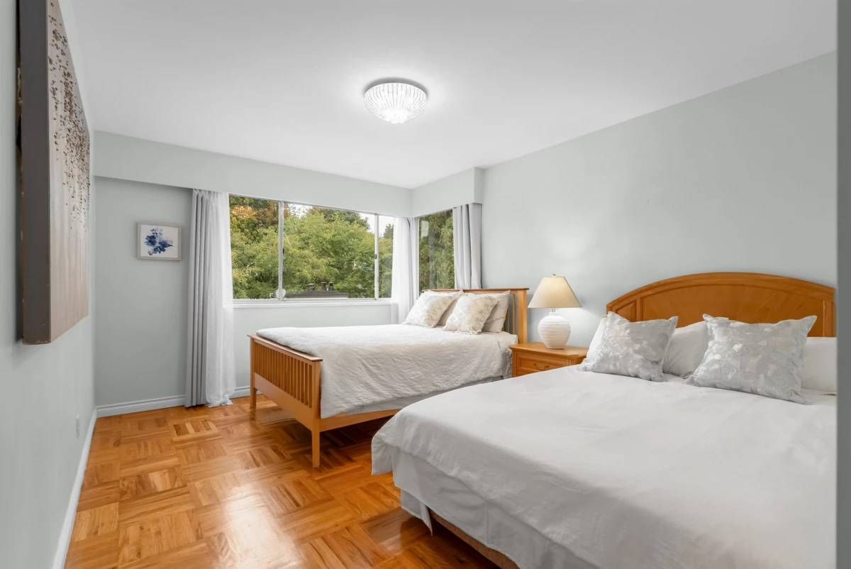 Walk-In Closet Photo of 402 1750 Esquimalt Avenue, West Vancouver, BC