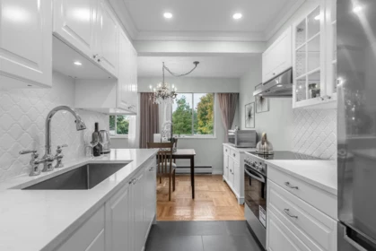 Breakfast Nook Photo of 402 1750 Esquimalt Avenue, West Vancouver, BC