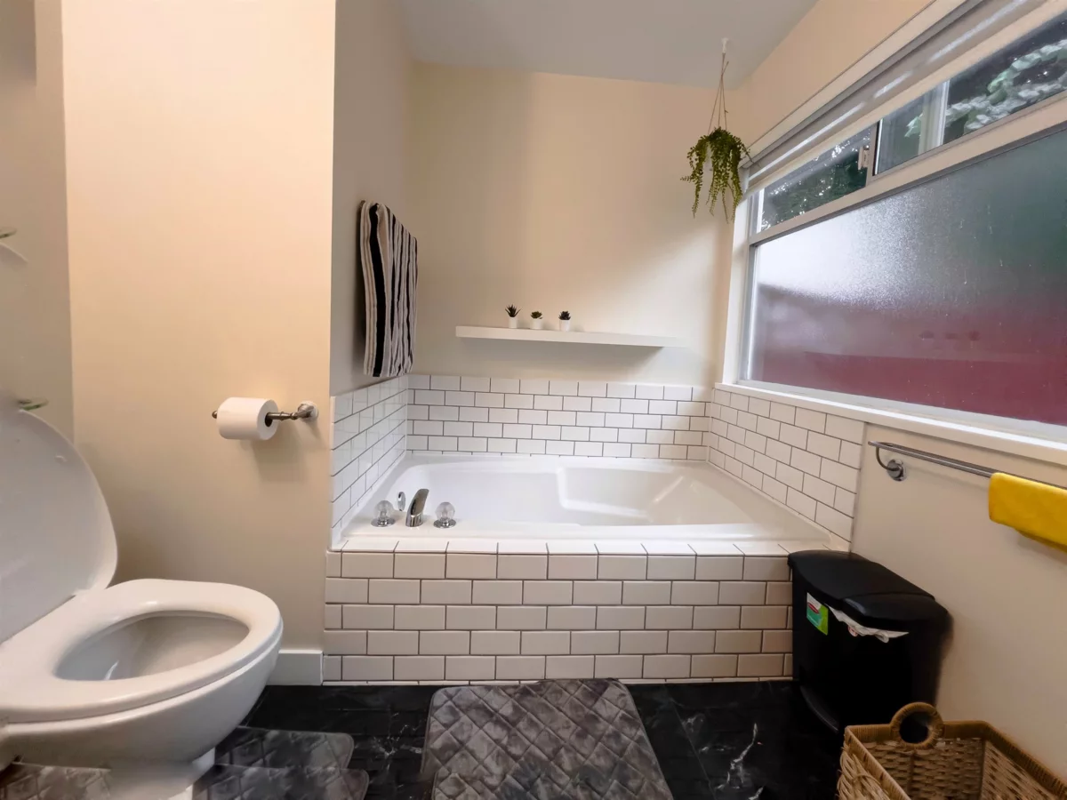 Primary Bathroom Photo of 8 11952 64 Avenue, Delta, BC