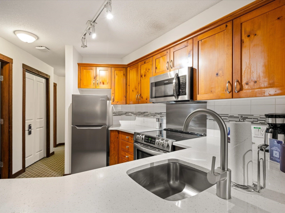 Kitchen Island Photo of 621 4899 Painted Cliff Road, Whistler, BC