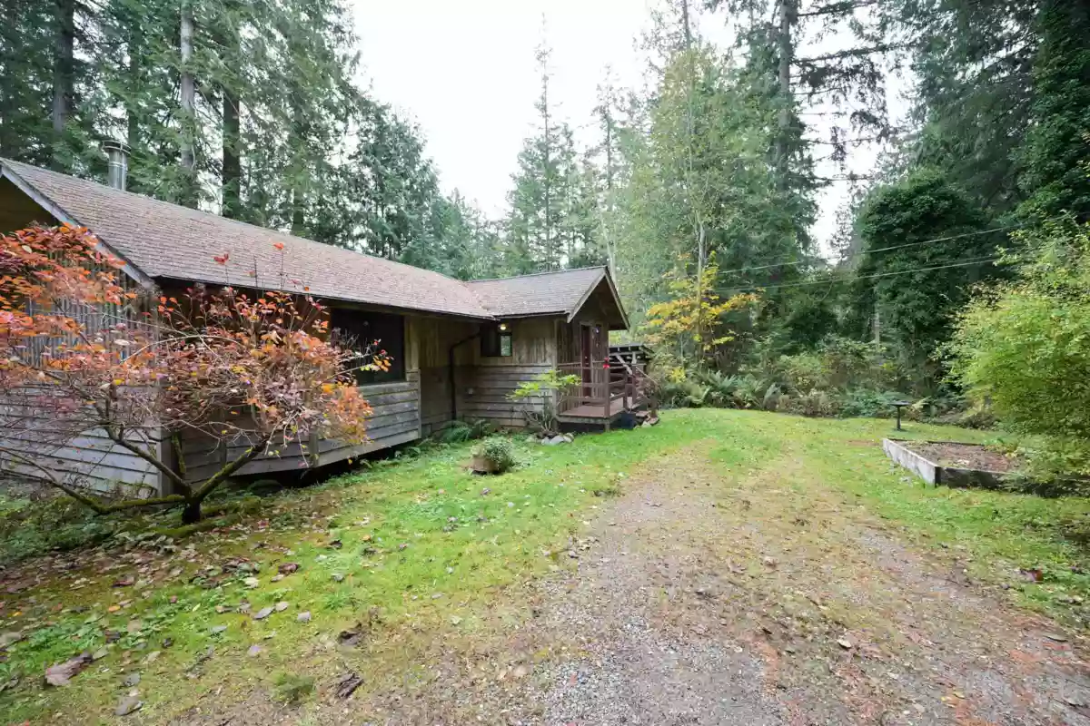 Basement Recreation Room Photo of 980 Woodley Road, Roberts Creek, BC