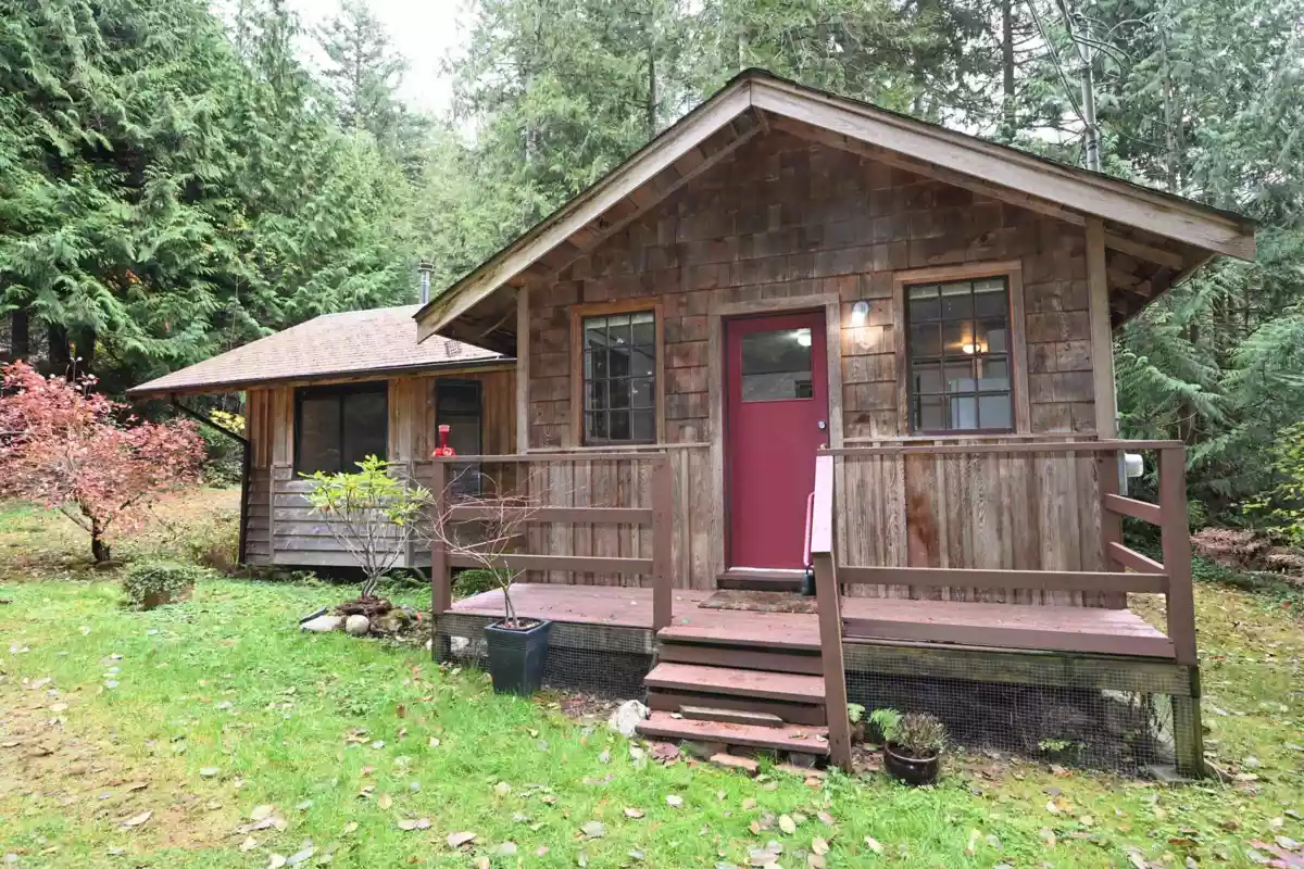 Laundry Room Photo of 980 Woodley Road, Roberts Creek, BC