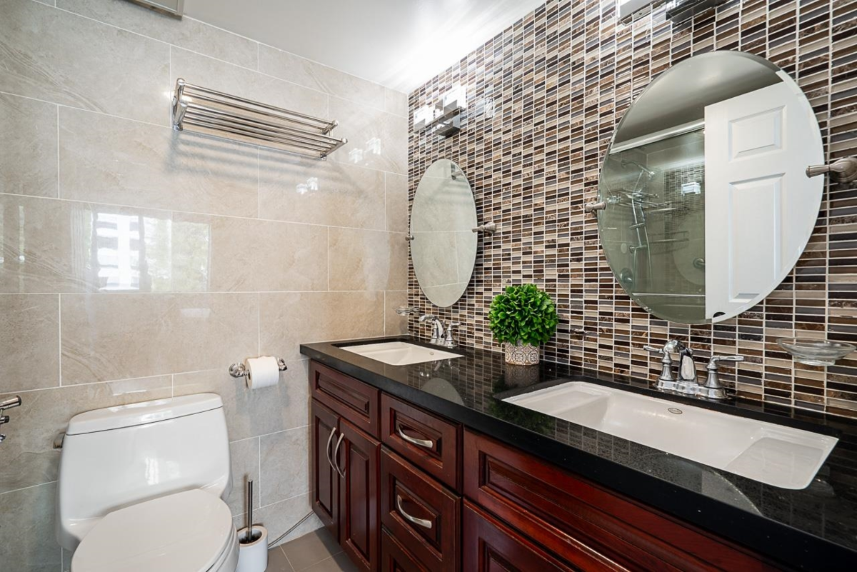 Mudroom Photo of 602 2090 Argyle Avenue, West Vancouver, BC