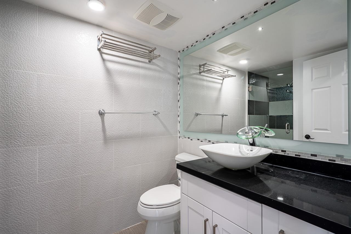 Staircase Photo of 602 2090 Argyle Avenue, West Vancouver, BC