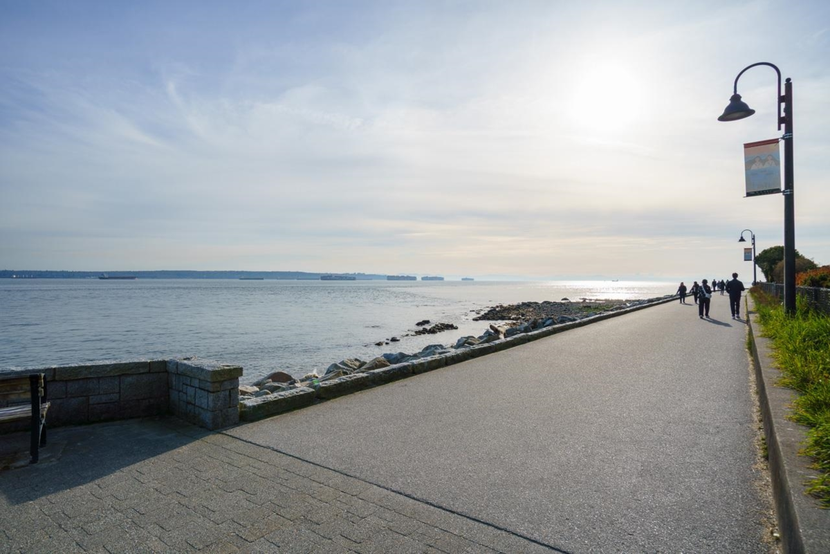 Swimming Pool Photo of 602 2090 Argyle Avenue, West Vancouver, BC