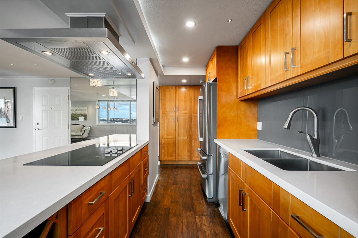 Walk-In Closet Photo of 602 2090 Argyle Avenue, West Vancouver, BC