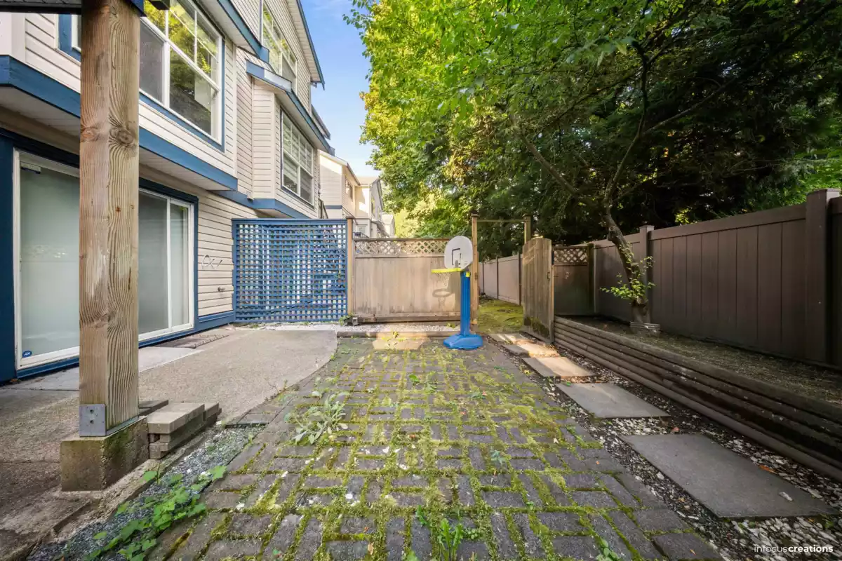 Entry Foyer Photo of 703 9118 149 Street, Surrey, BC