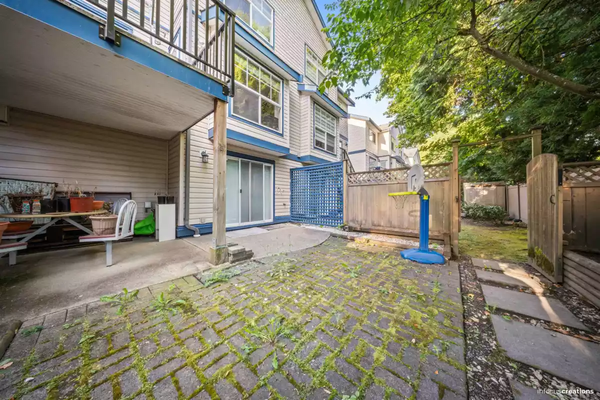 Hallway Photo of 703 9118 149 Street, Surrey, BC