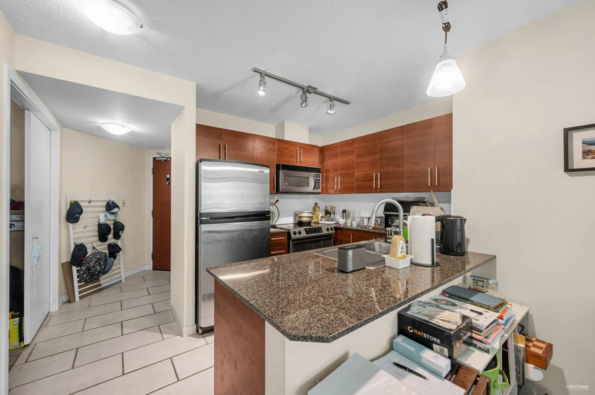 Dining Area Photo of 304 833 Agnes Street, New Westminster, BC