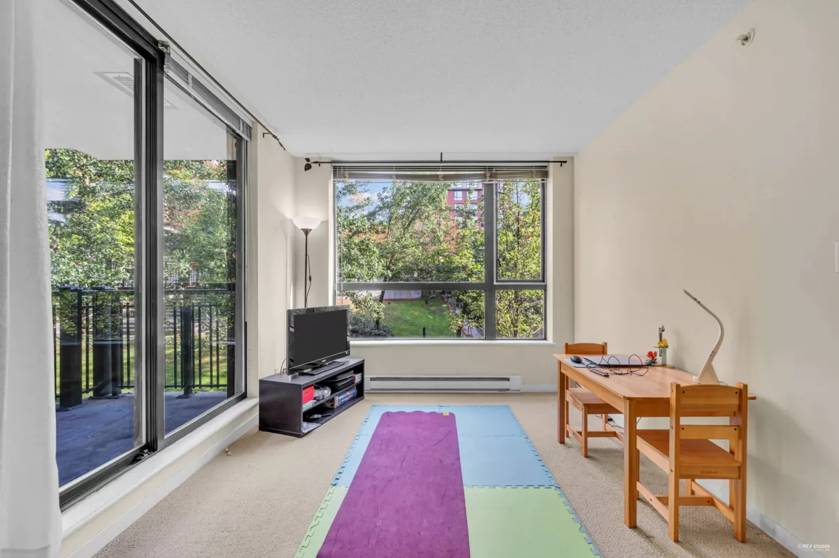 Kitchen Island Photo of 304 833 Agnes Street, New Westminster, BC