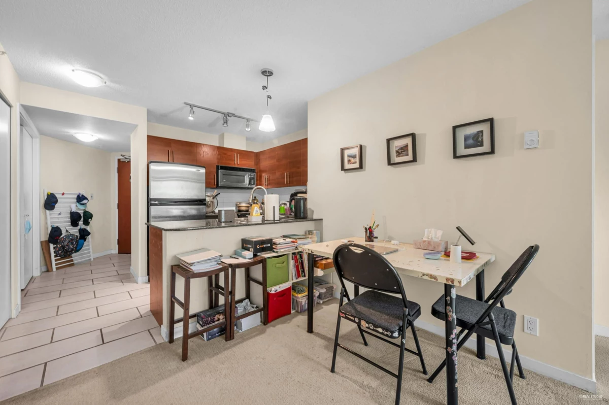 Kitchen Photo of 304 833 Agnes Street, New Westminster, BC