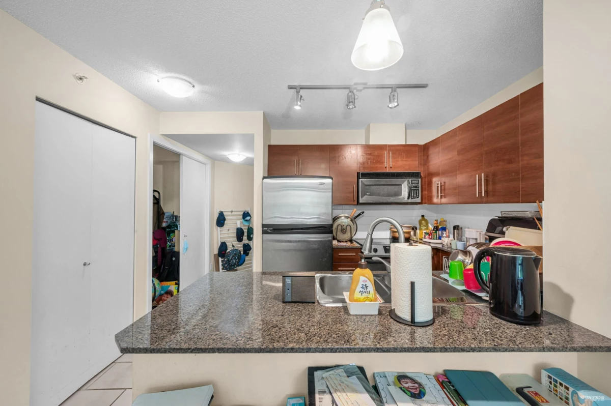 Living Room Photo of 304 833 Agnes Street, New Westminster, BC