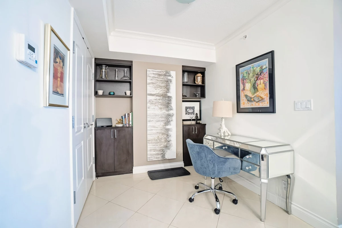 Primary Bathroom Photo of 903 133 E Esplanade, North Vancouver, BC