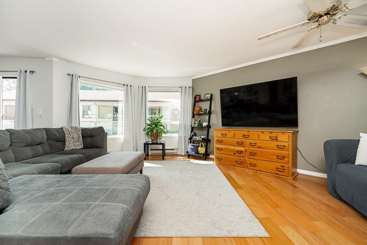 Dining Area Photo of 519 1350 Vidal Street, White Rock, BC
