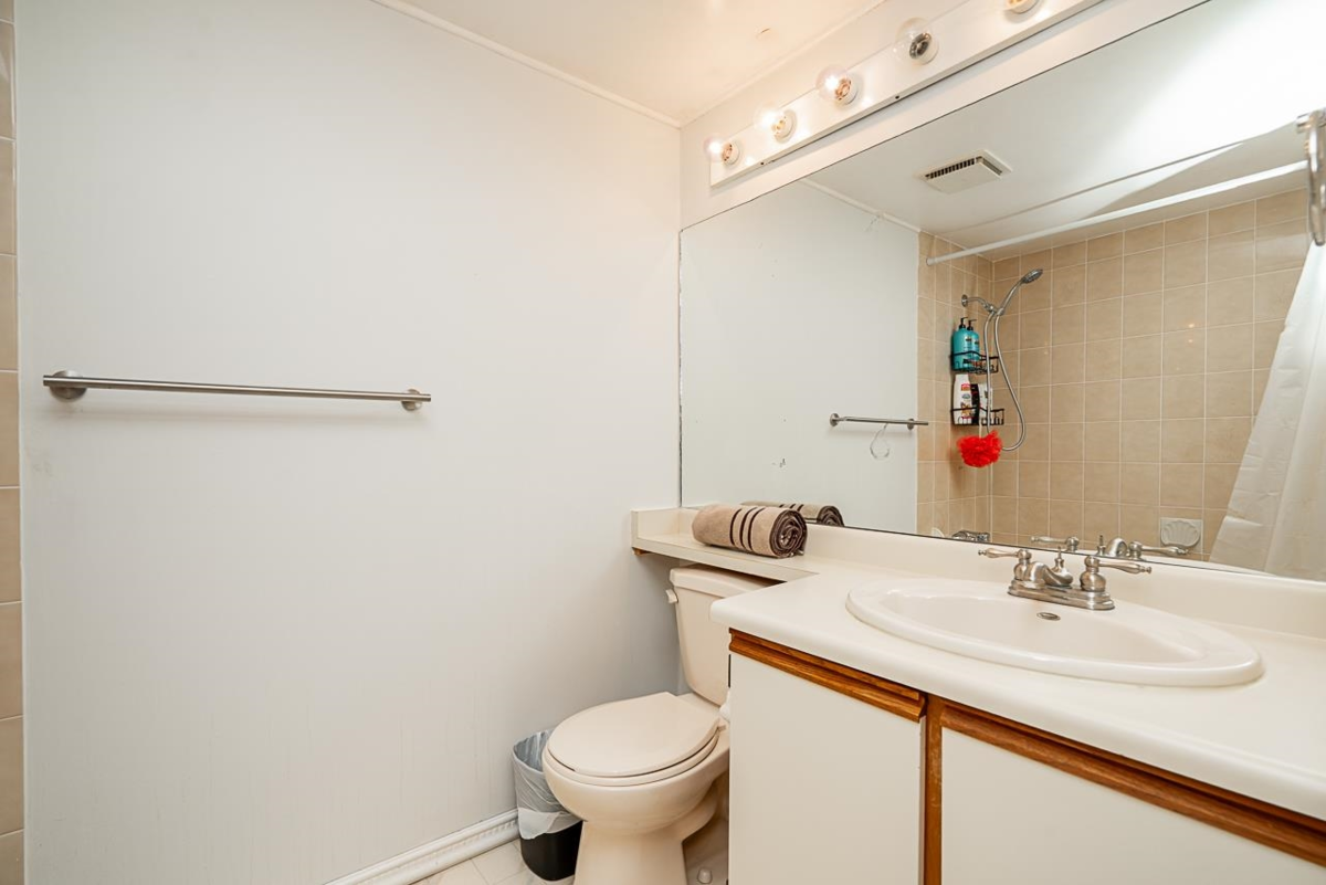 Entry Foyer Photo of 519 1350 Vidal Street, White Rock, BC