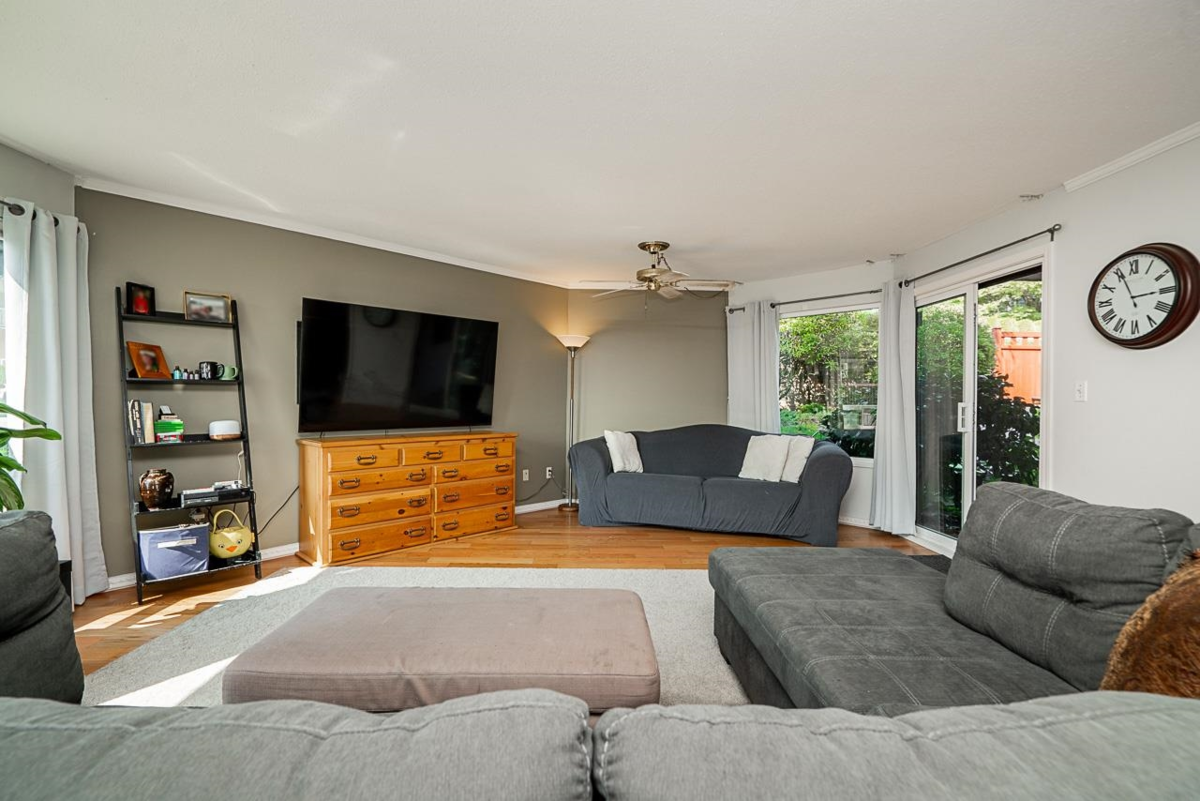 Family Room Photo of 519 1350 Vidal Street, White Rock, BC