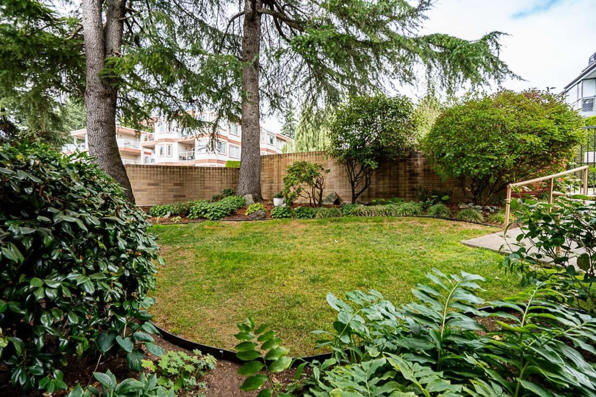 Garden / Landscaping Photo of 519 1350 Vidal Street, White Rock, BC