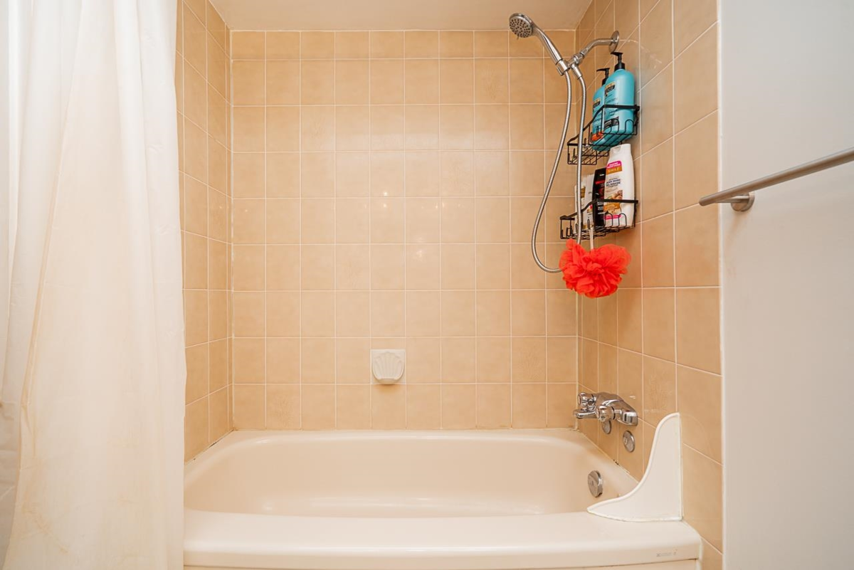 Hallway Photo of 519 1350 Vidal Street, White Rock, BC