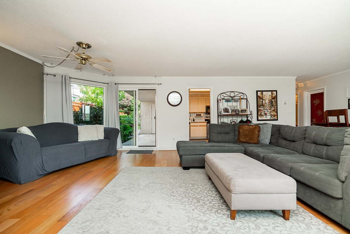 Kitchen Photo of 519 1350 Vidal Street, White Rock, BC