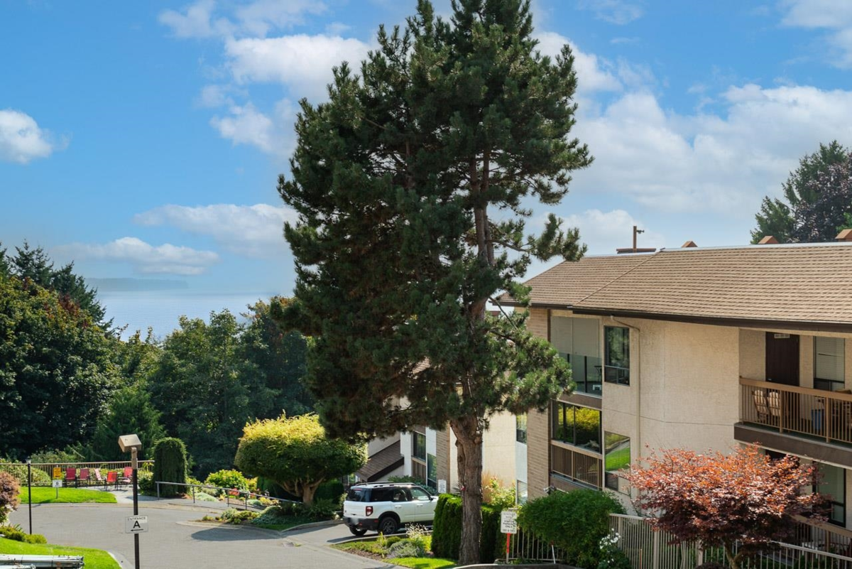 Outdoor Patio Photo of 519 1350 Vidal Street, White Rock, BC