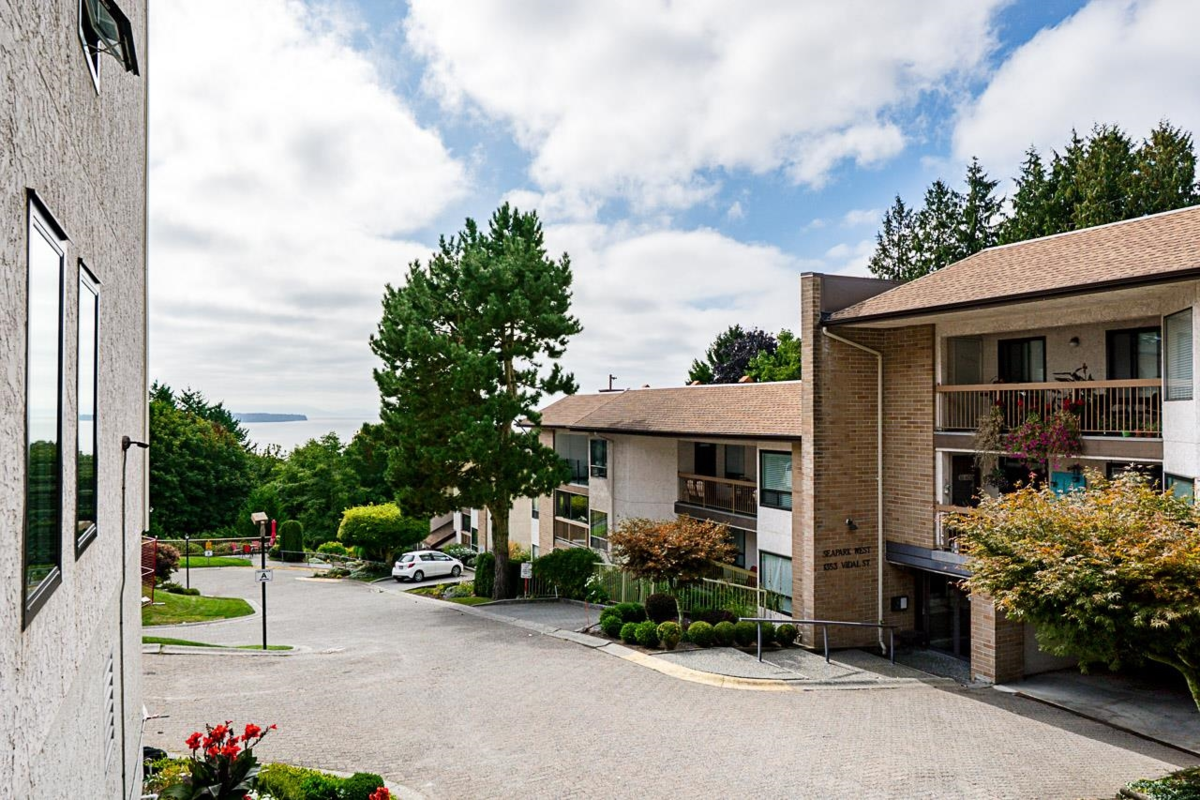 Primary Bathroom Photo of 519 1350 Vidal Street, White Rock, BC