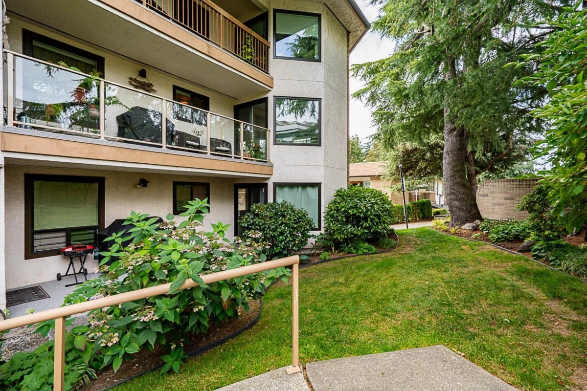 Swimming Pool Photo of 519 1350 Vidal Street, White Rock, BC