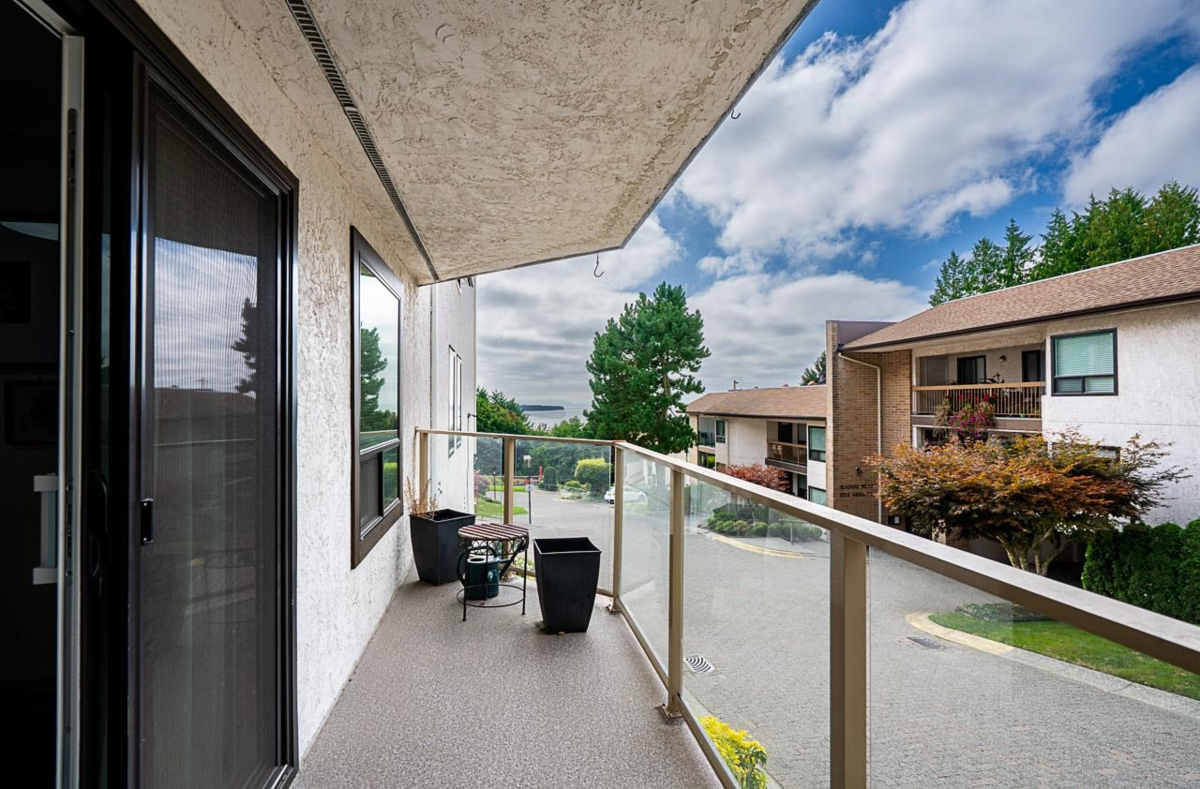 Walk-In Closet Photo of 519 1350 Vidal Street, White Rock, BC