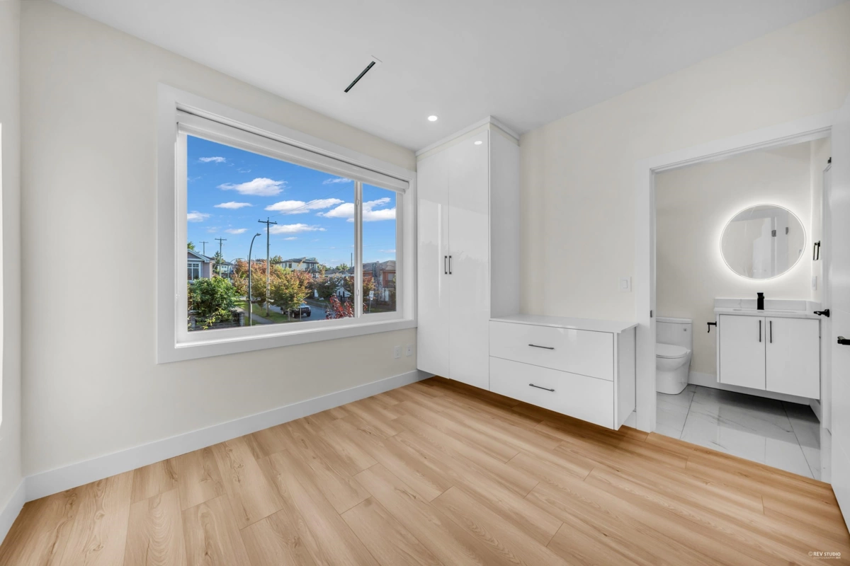 Kitchen Island Photo of 1 2705 E 3rd Avenue, Vancouver, BC