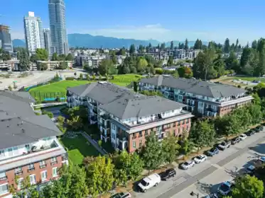 Garden / Landscaping Photo of 301 553 Foster Avenue, Coquitlam, BC