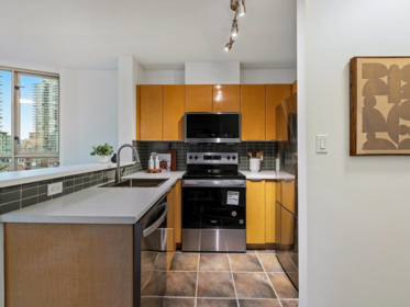 1407 1003 Pacific Street, Vancouver, BC, Vancouver — Apartment/Condo for sale