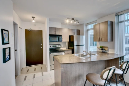 Kitchen Island Photo of 1505 610 Granville Street, Vancouver, BC