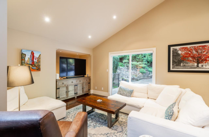 Breakfast Nook Photo of 4640 Woodburn Road, West Vancouver, BC