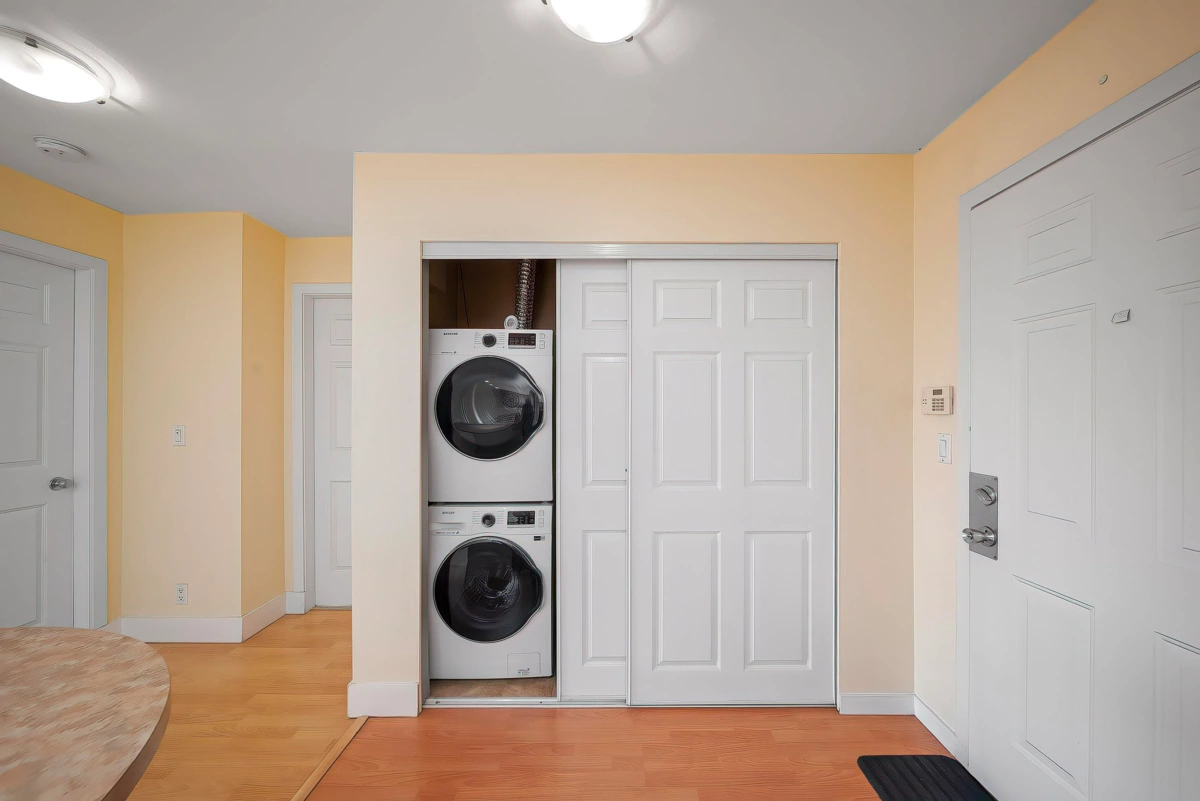 Family Room Photo of 416 12083 92a Avenue, Surrey, BC