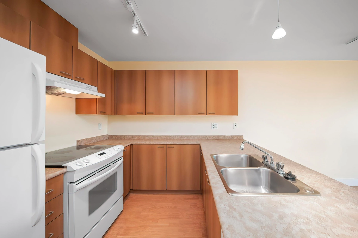 Kitchen Photo of 416 12083 92a Avenue, Surrey, BC