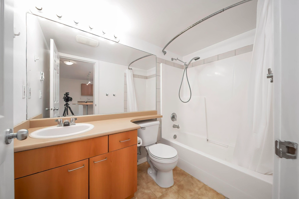 Powder Room Photo of 416 12083 92a Avenue, Surrey, BC