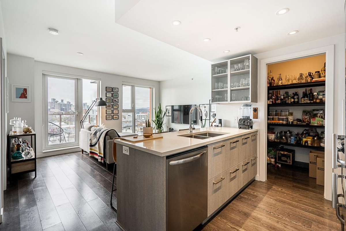 Kitchen Island Photo of 1110 933 E Hastings Street, Vancouver, BC