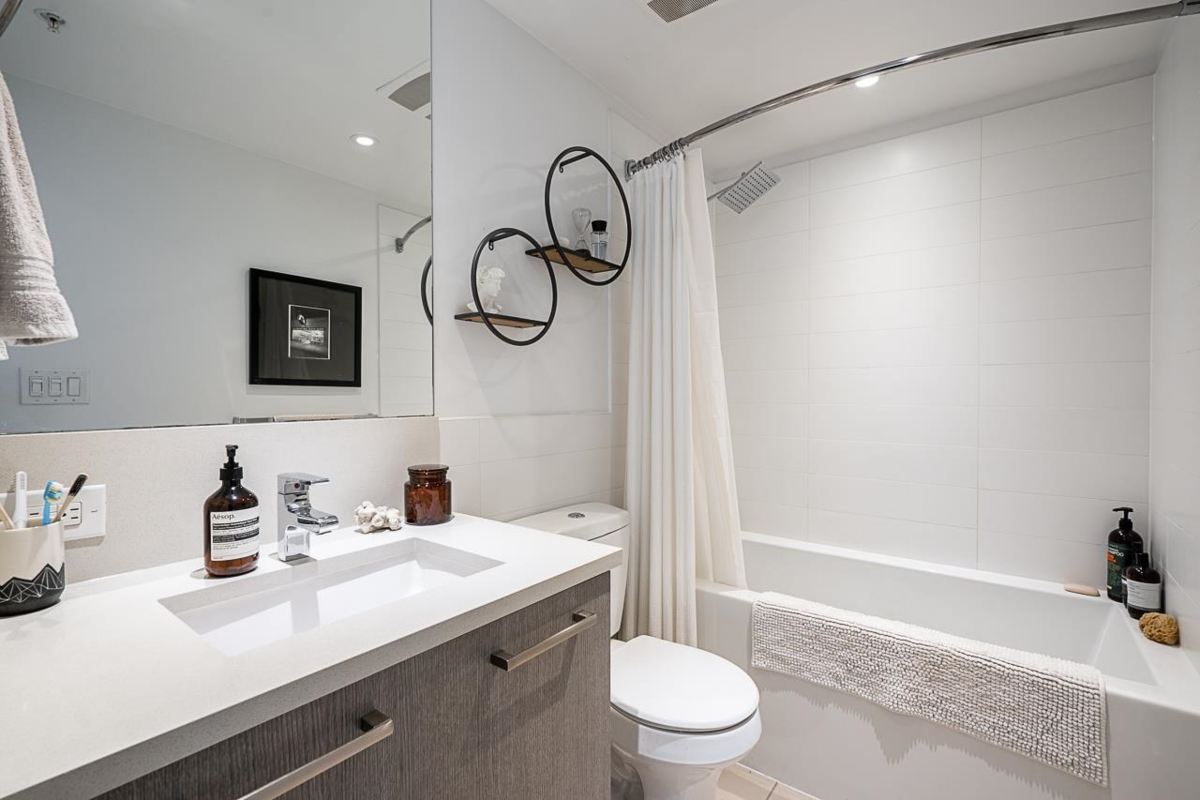 Walk-In Closet Photo of 1110 933 E Hastings Street, Vancouver, BC