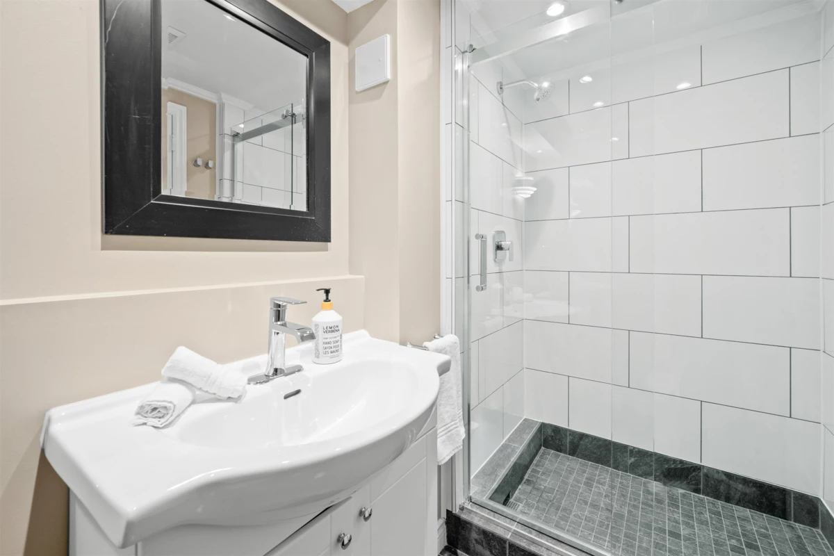 Garden / Landscaping Photo of 4622 Cove Cliff Road, North Vancouver, BC