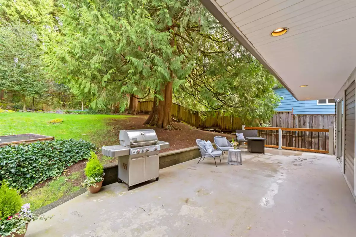 Kitchen Island Photo of 4622 Cove Cliff Road, North Vancouver, BC